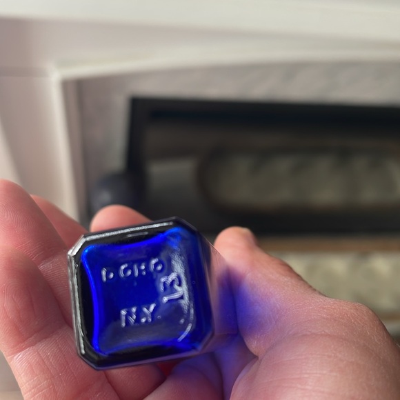 Vintage lot of cobalt blue glass bottles - Picture 6 of 8
